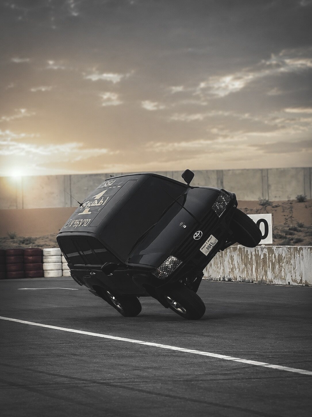 Toyota Land Cruiser LC 100 running on two wheels